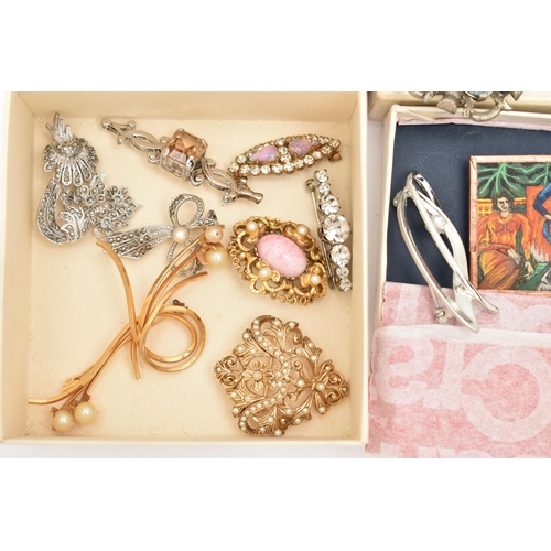 100 - A SMALL BOX OF ASSORTED COSTUME BROOCHES, to include a boxed hand painted brooch, together with twen... 