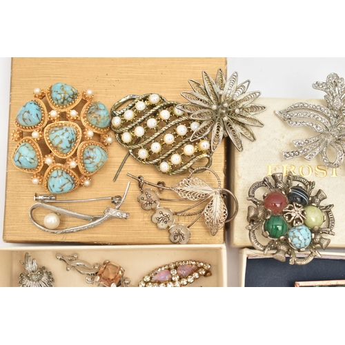 100 - A SMALL BOX OF ASSORTED COSTUME BROOCHES, to include a boxed hand painted brooch, together with twen... 