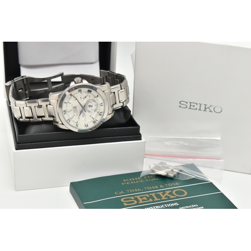 106 - A GENTS BOXED 'SEIKO KINETIC' WRISTWATCH, round silver dial signed 'Seiko, Premier Kinetic Perpetual... 