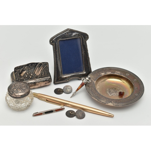 114 - ASSORTED SILVER ITEMS, to include a silver circular dish, engraved crest to the centre, hallmarked '... 