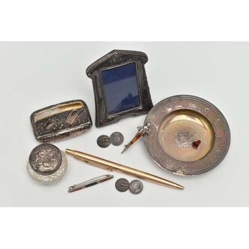 114 - ASSORTED SILVER ITEMS, to include a silver circular dish, engraved crest to the centre, hallmarked '... 