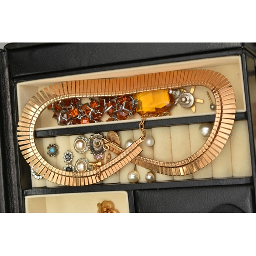 132 - A BOX OF JEWELLERY BOXES AND ASSORTED COSTUME JEWELLERY, to include two black jewellery boxes and a ... 