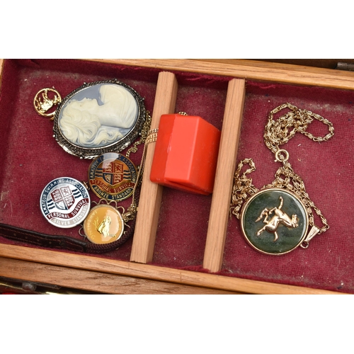 140 - A BOX OF ASSORTED WRISTWATCHES AND COSTUME JEWELLERY, a small quantity of gents wristwatches with na... 