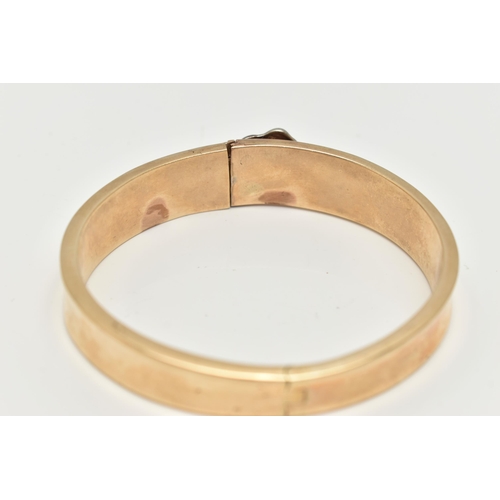 70 - A HINGED BANGLE, the tapered hinged hollow bangle with wild cat push piece clasp, unmarked, approxim... 