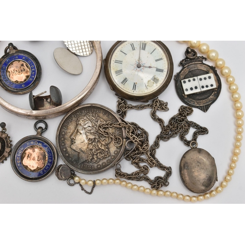 75 - A SELECTION OF JEWELLERY, to include a silver hinged bangle with engraved floral pattern, fitted wit... 