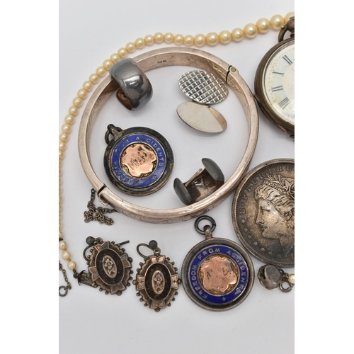 75 - A SELECTION OF JEWELLERY, to include a silver hinged bangle with engraved floral pattern, fitted wit... 