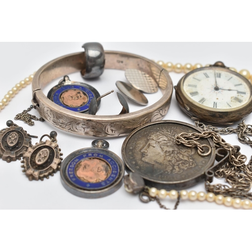 75 - A SELECTION OF JEWELLERY, to include a silver hinged bangle with engraved floral pattern, fitted wit... 