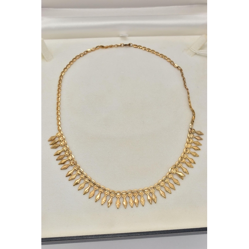 82 - A 9CT GOLD FRINGE NECKLACE, triangular fringe, fitted to the oval link chain, with spring clasp, hal... 