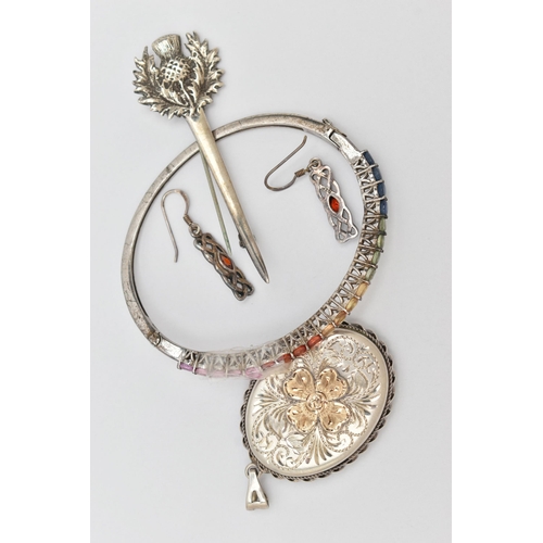 98 - FOUR ITEMS OF JEWELLERY, to include a white metal hinged bangle, set with a row of oval cut stones, ... 