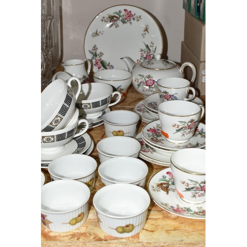 336 - A WEDGWOOD 'SANDON' PATTERN TEA SET AND ASIA R4288 PATTERN SOUP BOWLS, a 'Sandon' pattern tea set co... 