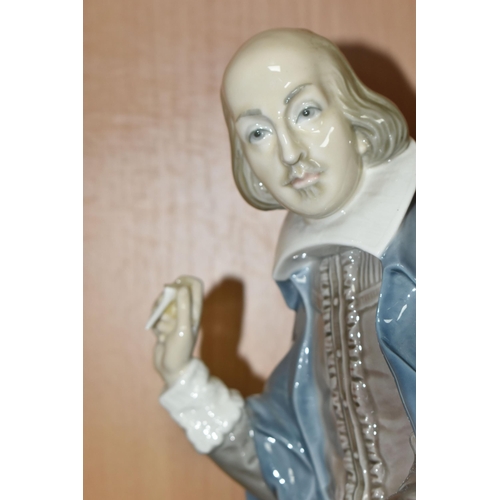 380 - A LARGE LLADRO LIMITED EDITION FIGURINE, William Shakespeare, modelled by J.Ruiz, number 202, modell... 