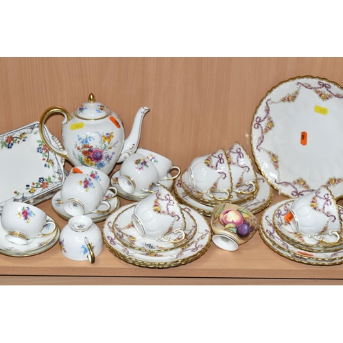 399 - A GROUP OF TEA WARE, comprising a sixteen piece Aynsley part tea set printed and tinted with garland... 