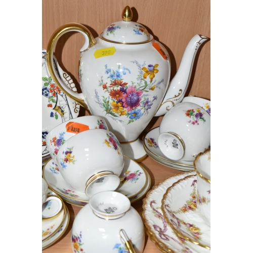 399 - A GROUP OF TEA WARE, comprising a sixteen piece Aynsley part tea set printed and tinted with garland... 