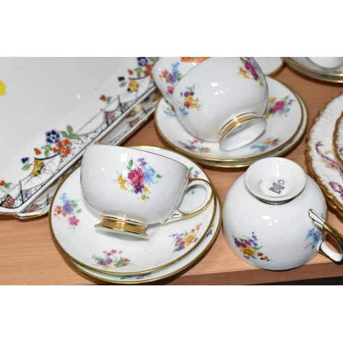 399 - A GROUP OF TEA WARE, comprising a sixteen piece Aynsley part tea set printed and tinted with garland... 