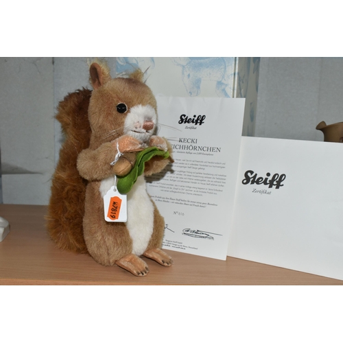 415 - A BOXED STEIFF LIMITED EDITION MUSICAL 'KECKI' SQUIRREL, with russet wool and cotton 'fur', holding ... 