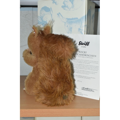 415 - A BOXED STEIFF LIMITED EDITION MUSICAL 'KECKI' SQUIRREL, with russet wool and cotton 'fur', holding ... 