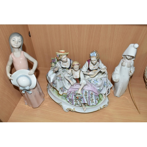 426 - AN UNTERWEISSBACH FIGURE GROUP AND TWO LLADRO FIGURES, comprising an Unterweissbach figure group dep... 