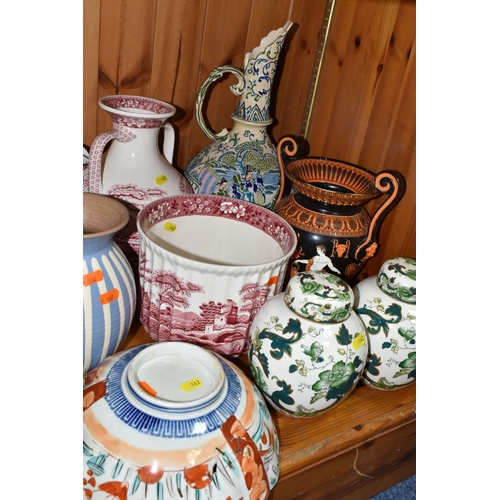 442 - A GROUP OF CERAMICS, comprising a pair of Mason's 'Chartreuse' pattern ginger jars, a blue and white... 