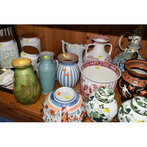 442 - A GROUP OF CERAMICS, comprising a pair of Mason's 'Chartreuse' pattern ginger jars, a blue and white... 