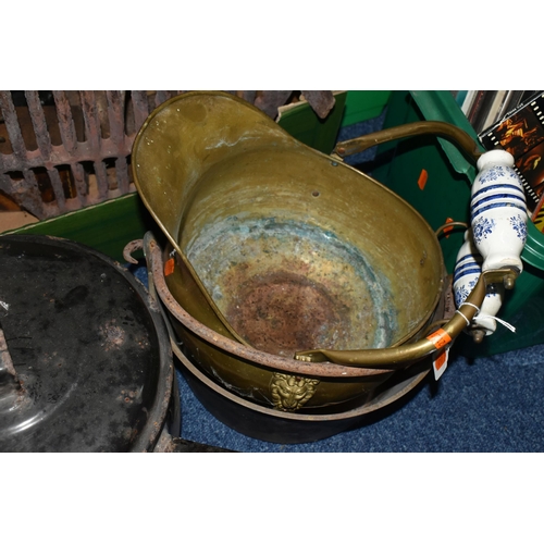 451 - A BOX AND LOOSE METALWARE, to include a small brass helmet form coal scuttle with ceramic handles, a... 