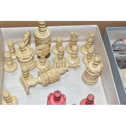 477 - A SET OF ENGLISH BARLEYCORN CHESS PIECES, turned and carved bone with natural white and stained red,... 