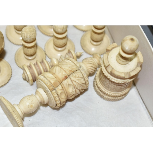 477 - A SET OF ENGLISH BARLEYCORN CHESS PIECES, turned and carved bone with natural white and stained red,... 