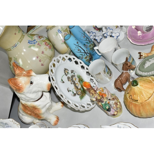 515 - A GROUP OF CERAMICS AND GLASS WARE, to include a Beswick Donkey Foal model no 2110, a Beswick Chamoi... 