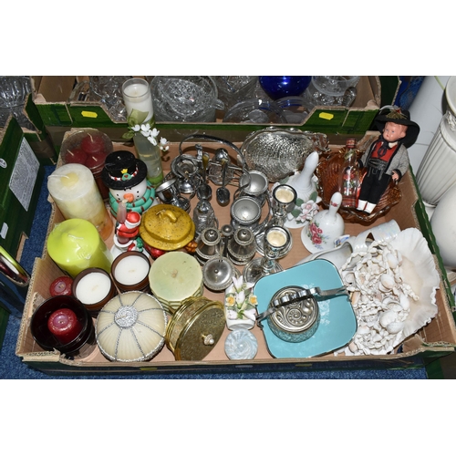 521 - SEVEN BOXES AND LOOSE CERAMICS, GLASS, METAL WARE AND SUNDRY ITEMS, to include a Wedgwood Embossed Q... 