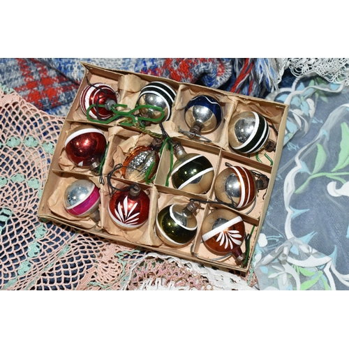 640 - A BOX OF VINTAGE CHRISTMAS DECORATIONS, TEXTILES, ETC, to include approximately twenty vintage Chris... 