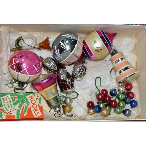 640 - A BOX OF VINTAGE CHRISTMAS DECORATIONS, TEXTILES, ETC, to include approximately twenty vintage Chris... 