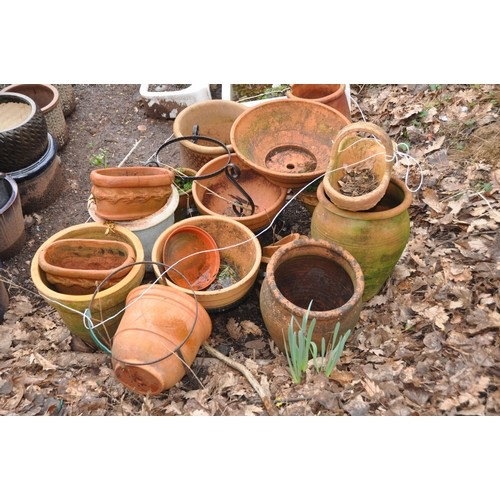 1033 - A COLLECTION OF MODERN TERRACOTTA PLANT POTS AND A VINTAGE CHIMNEY POT the largest pot being 47cm hi... 