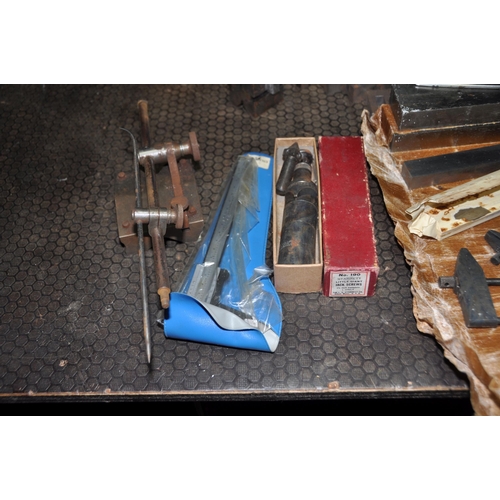 1052 - A SMALL TRAY CONTAINING ENGINEERS MARKING EQUIPMENT including a boxed Moore and Wright 405 marking s... 