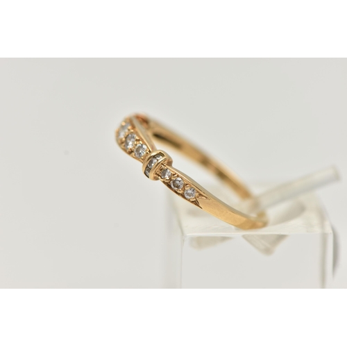 15 - AN 18CT GOLD, DIAMOND HALF ETERNITY RING, set with seventeen round brilliant cut diamonds, estimated... 