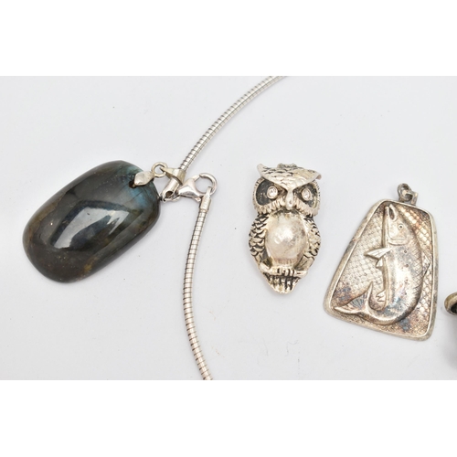 72 - A SMALL ASSORTMENT OF JEWELLERY, to include a labradorite pendant, suspended from a white metal chai... 