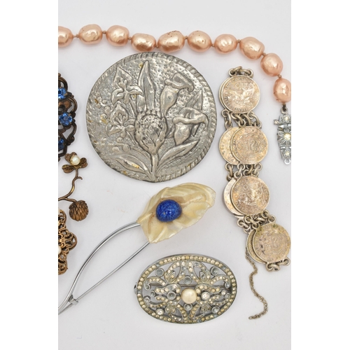 74 - AN ASSORTMENT OF JEWELLERY, to include five brooches, a white metal charm, a clip, a coin bracelet a... 