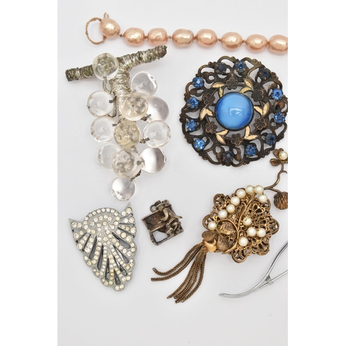 74 - AN ASSORTMENT OF JEWELLERY, to include five brooches, a white metal charm, a clip, a coin bracelet a... 