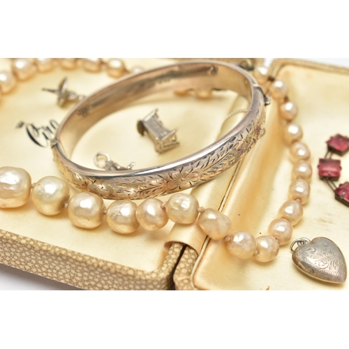 79 - A SMALL ASSORTMENT OF JEWELLERY, to include a silver hinged bangle, approximate width 10mm, hallmark... 