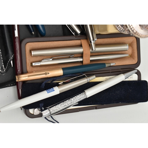 107 - ASSORTED PENS AND A 'RONSON' TABLE LIGHTER, to include a two piece boxed Parker set, a Parker 51 fou... 