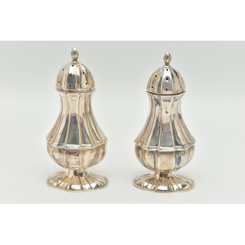 91 - A PAIR OF EDWARDIAN SILVER PEPPERETTES, baluster form, on oval bases with pointed finial covers, eac... 