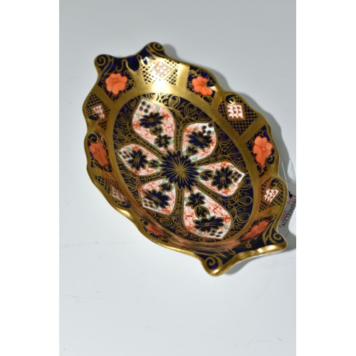 374 - A ROYAL CROWN DERBY SOLID GOLD BAND IMARI 1128 TRINKET DISH, of oval form with twin handles and wavy... 