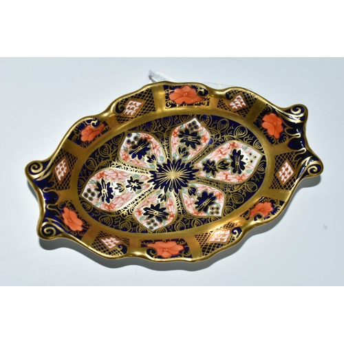 374 - A ROYAL CROWN DERBY SOLID GOLD BAND IMARI 1128 TRINKET DISH, of oval form with twin handles and wavy... 