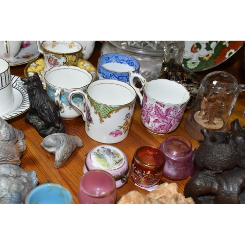 382 - A SMALL QUANTITY OF CERAMICS AND GLASSWARE INCLUDING COFFEE CUPS, a modern treen carving of a lizard... 