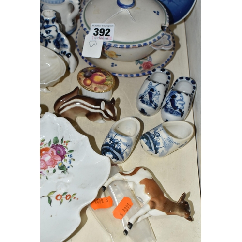 392 - A GROUP OF 19TH AND 20TH CENTURY CERAMICS, including a 19th century British porcelain dessert platte... 