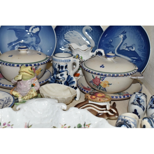 392 - A GROUP OF 19TH AND 20TH CENTURY CERAMICS, including a 19th century British porcelain dessert platte... 