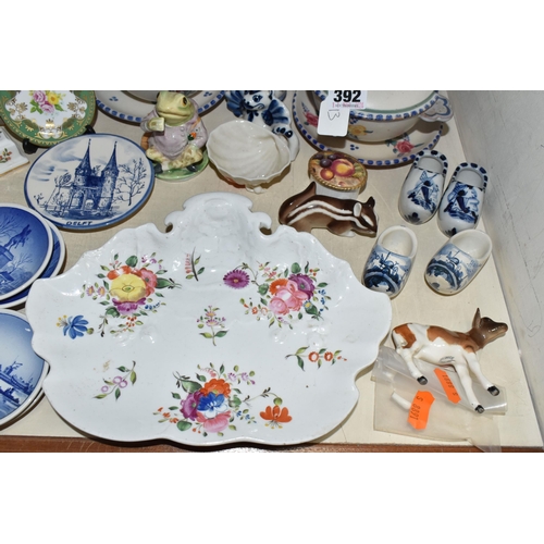 392 - A GROUP OF 19TH AND 20TH CENTURY CERAMICS, including a 19th century British porcelain dessert platte... 