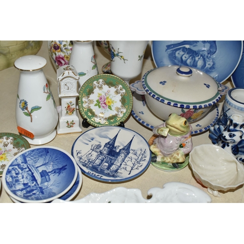 392 - A GROUP OF 19TH AND 20TH CENTURY CERAMICS, including a 19th century British porcelain dessert platte... 