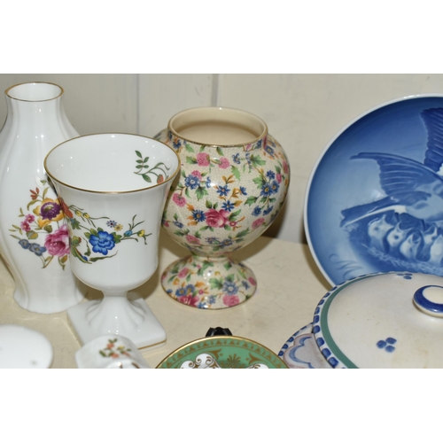 392 - A GROUP OF 19TH AND 20TH CENTURY CERAMICS, including a 19th century British porcelain dessert platte... 