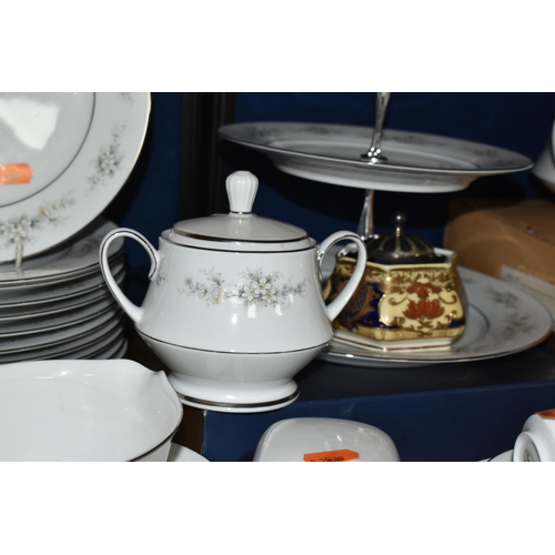 417 - A LARGE QUANTITY OF CONTEMPORARY NORITAKE 'MELISSA' PATTERN DINNNERWARE, comprising two covered ture... 