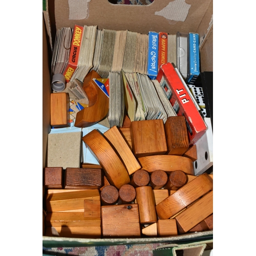 425 - A QUANTITY OF UNBOXED AND ASSORTED BRITAINS FLORAL GARDEN ITEMS, to include Swing Couch, Lawnmower, ... 