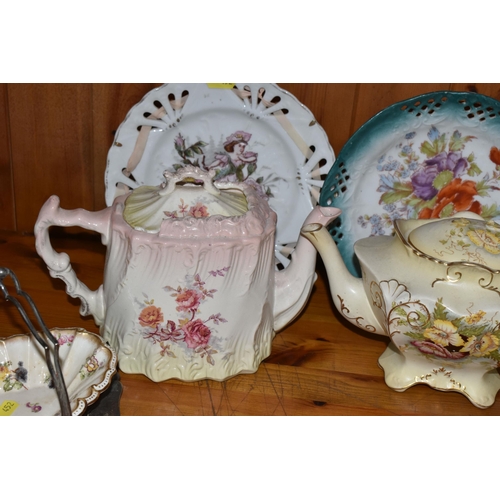 452 - A COLLECTION OF LATE 19TH AND EARLY 20TH CENTURY CERAMIC TEA AND TABLEWARE, comprising a Victoria Ca... 